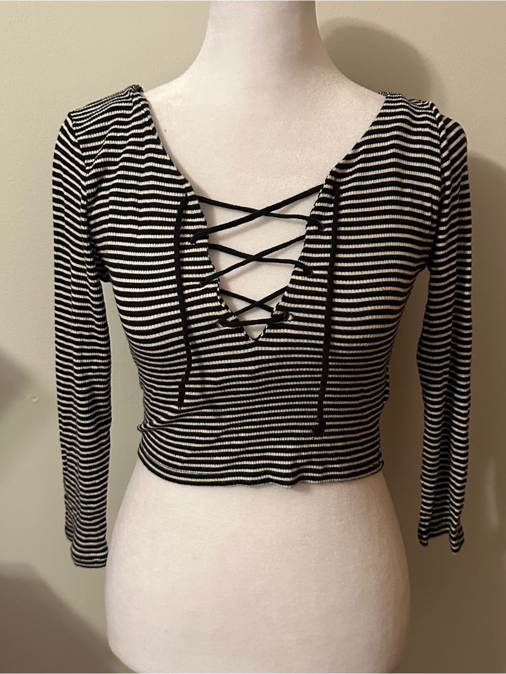 ❤️45-55% OFF BUNDLES🩷Forever 21 Black & White Striped Lace-Up Long Sleeve Crop - Picture 2 of 4
